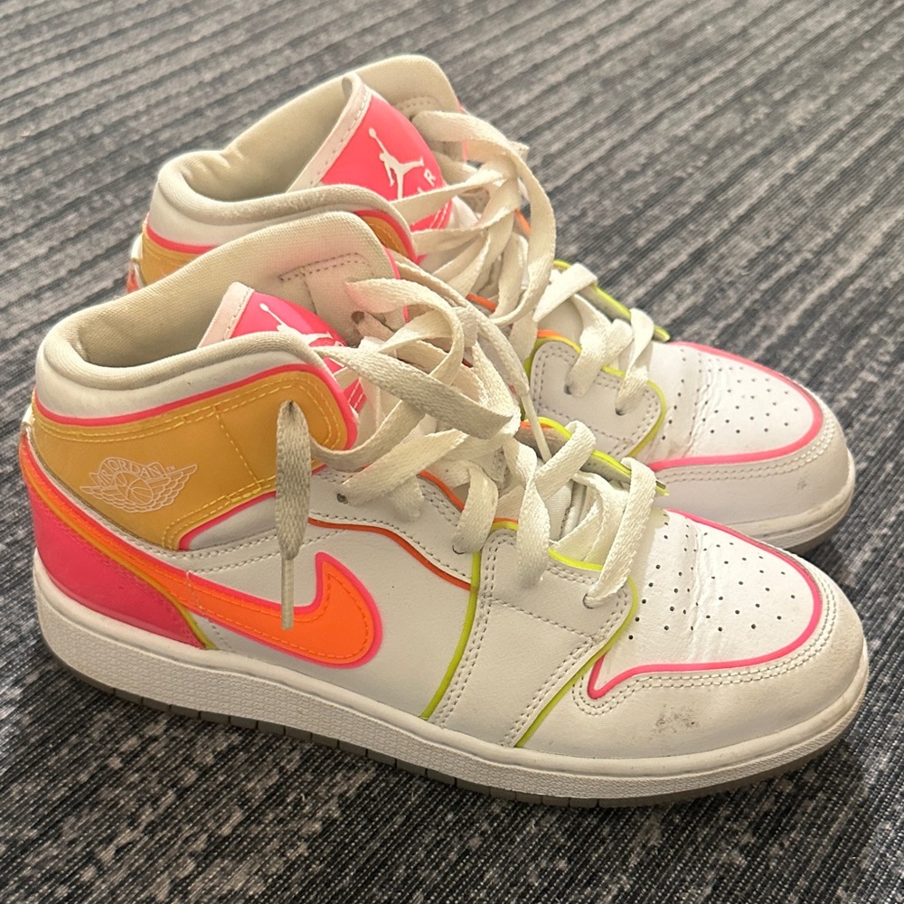Size 5Y Nike Air Jordan 1 Mid GS Edge Glow White Pink Blast CV4611-100